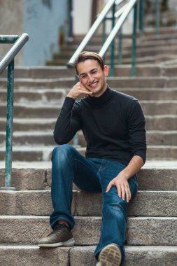 Açık merdivenlerde genç adam