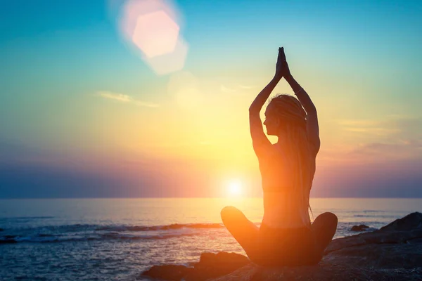 Meditação menina na praia do oceano — Fotografia de Stock