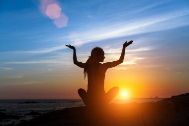 Meditasyon kız okyanus plaj