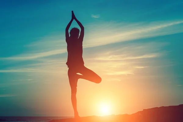 Chica de la meditación en la playa del océano —  Fotos de Stock