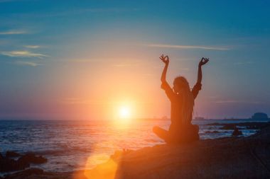 Meditasyon kız okyanus plaj