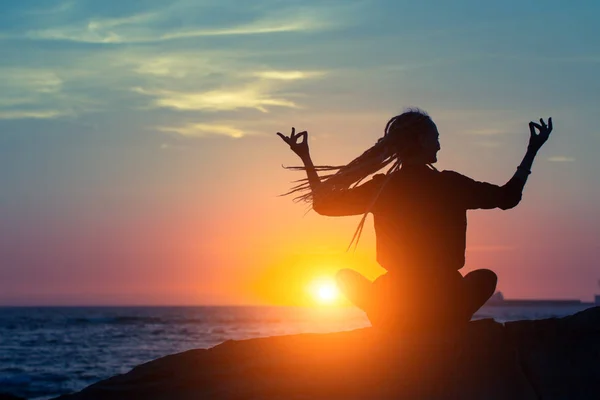 Meditace dívka na pláži u oceánu — Stock fotografie