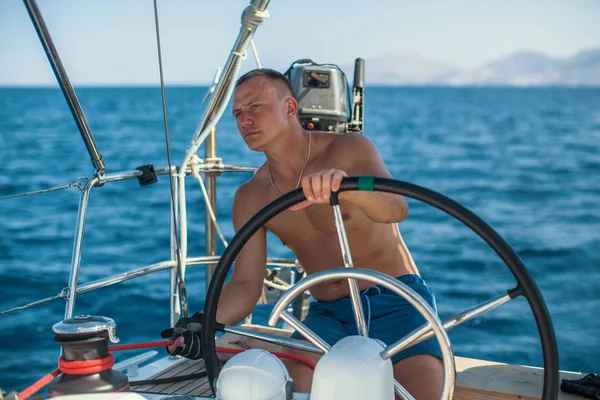 Yachtsman durante a corrida — Fotografia de Stock