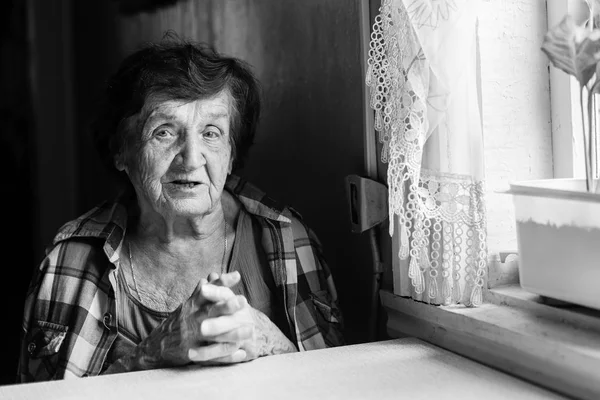 Mujer anciana retrato en blanco y negro —  Fotos de Stock