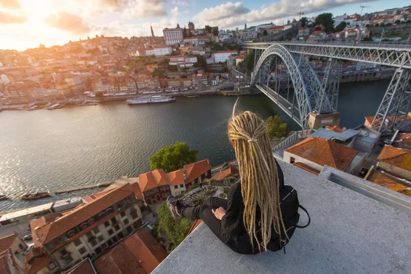 kadın sarışın dreadlocks ile