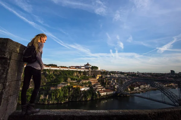 Femme jouissant d'une vue sur la rivière Douro — Photo