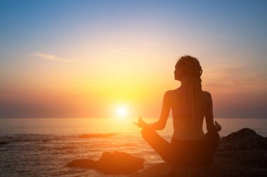Meditasyon kız okyanus plaj