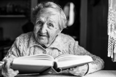 yaşlı bayan okuma kitabı