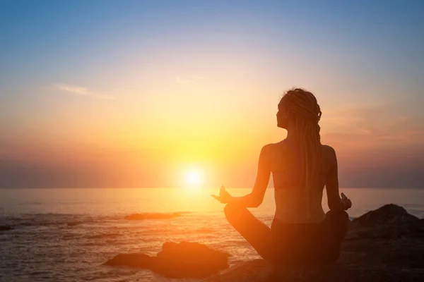 Chica de la meditación en la playa del océano —  Fotos de Stock