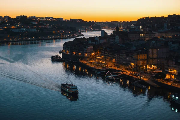 Vue de nuit sur le fleuve Douro — Photo