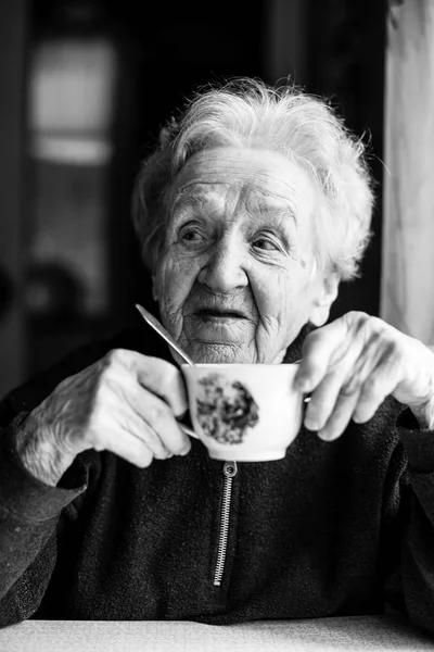 차를 마시는 노인 여성 — 스톡 사진