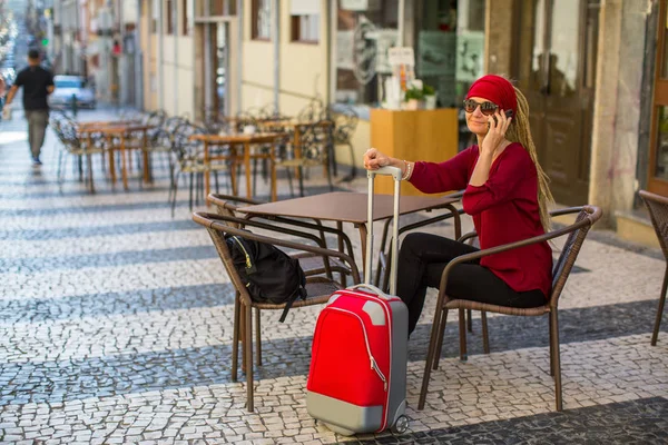 Kvinna med en röd resväska — Stockfoto