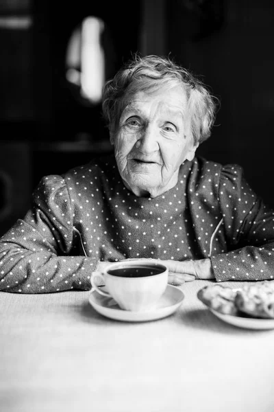 Portrait of elderly woman — Stock Photo, Image