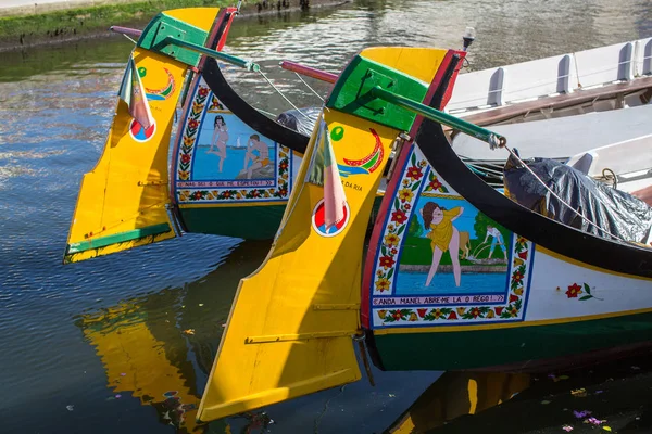 Традиционные лодки Moliceiro — стоковое фото