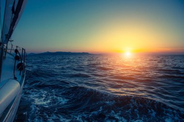 Yelkenli yat ile güzel gün batımı