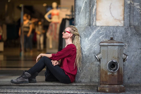 Молодая женщина сидит на ступеньках — стоковое фото