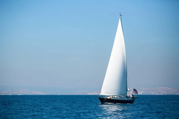 Im Wind durch die Wellen segeln — Stockfoto