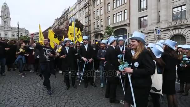 Queima Das Fitas Parade - feest van studenten van Portugese universiteiten — Stockvideo