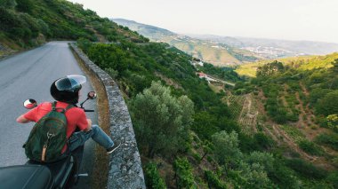 Bir motosiklet üzerinde erkek Gezgin