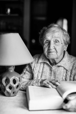 yaşlı kadın siyah beyaz portre