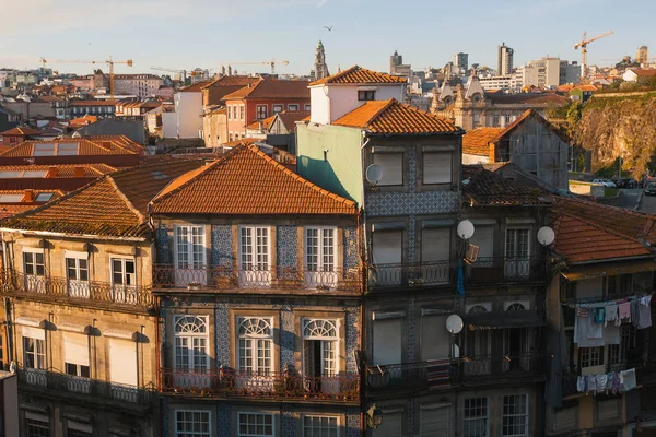 Edificios en el casco antiguo de Oporto — Foto de Stock