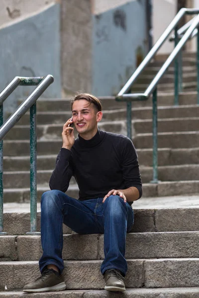 Giovanotto che parla al telefono. — Foto Stock