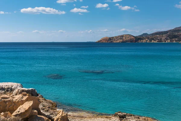 Praia do mar na ilha de Milos — Fotografia de Stock