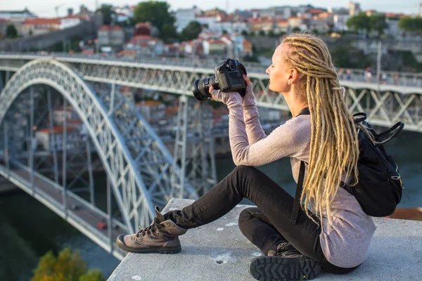 Jeune femme touristique avec caméra — Photo