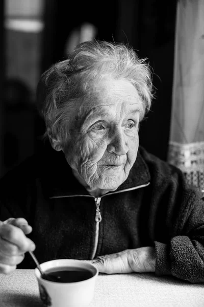 Yaşlı kadın siyah beyaz portre — Stok fotoğraf