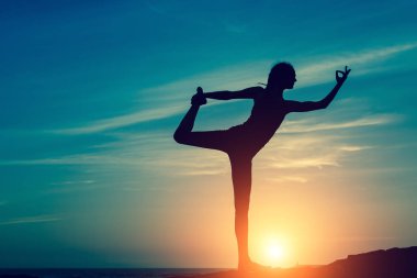 Fitness egzersiz yaparak kadın siluet