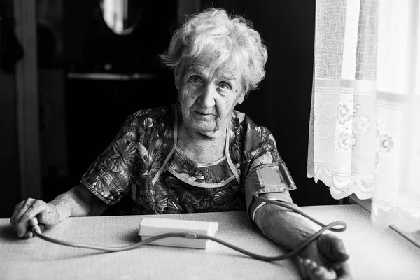 Černobílý portrét starší ženy — Stock fotografie