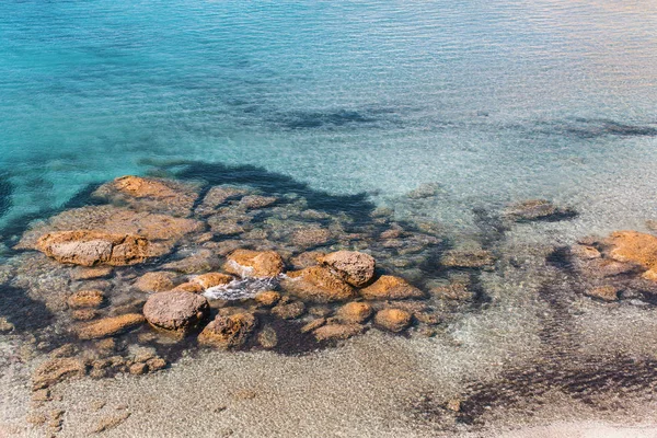 Playa del mar en la isla de Milos — Foto de Stock