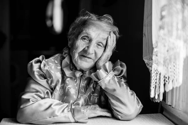 Retrato preto e branco de mulher idosa — Fotografia de Stock