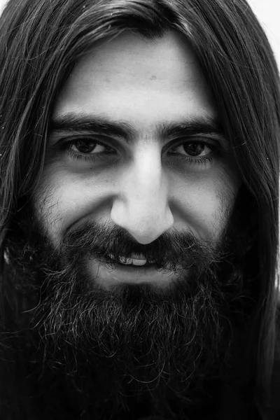 Hombre barbudo de pelo largo — Foto de Stock