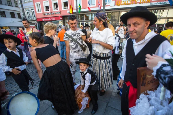 Участники фольклорного фестиваля в Порту — стоковое фото