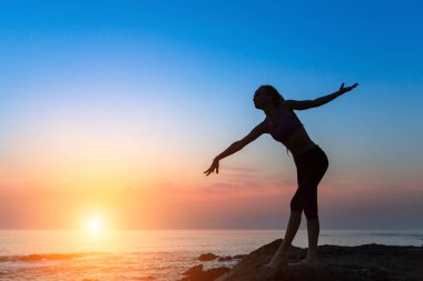 Genç ince kadın dans