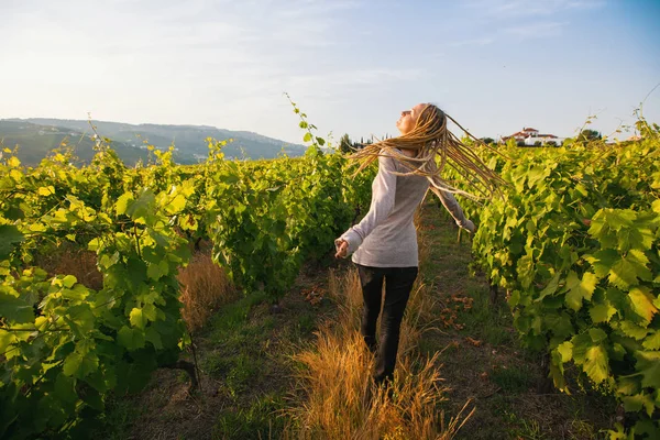 Hermosa mujer en el viñedo . —  Fotos de Stock