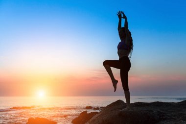  Genç ince kadın dans