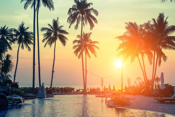 Palme sulla spiaggia tropicale — Foto Stock