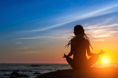 Yoga kadın silueti.