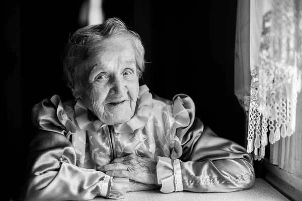 Portrait of elderly woman — Stock Photo, Image