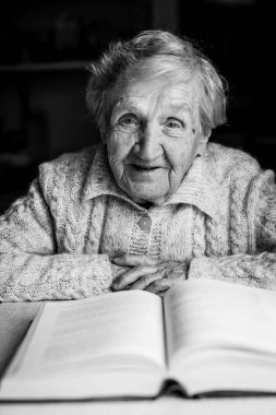 yaşlı kadın bir kitap okuma