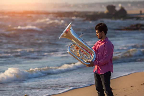 Man met trompet op de zee — Stockfoto