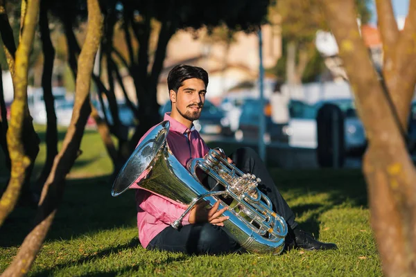 Muzyk z tuba na trawie — Zdjęcie stockowe