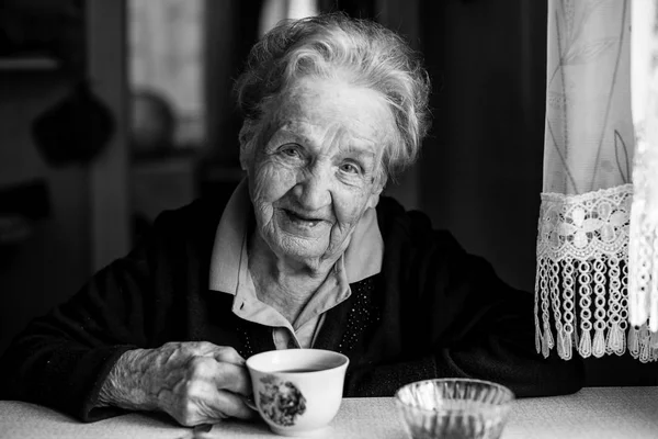 Femme âgée buvant du thé — Photo