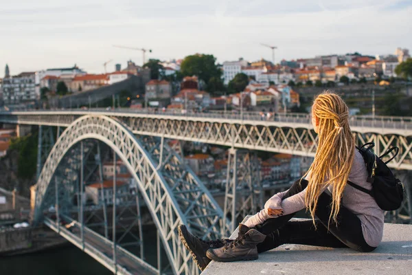 Kobieta patrzy na most Dom Luis I — Zdjęcie stockowe