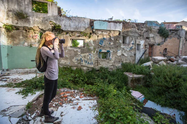 Young woman taking pictures — Stock Photo, Image