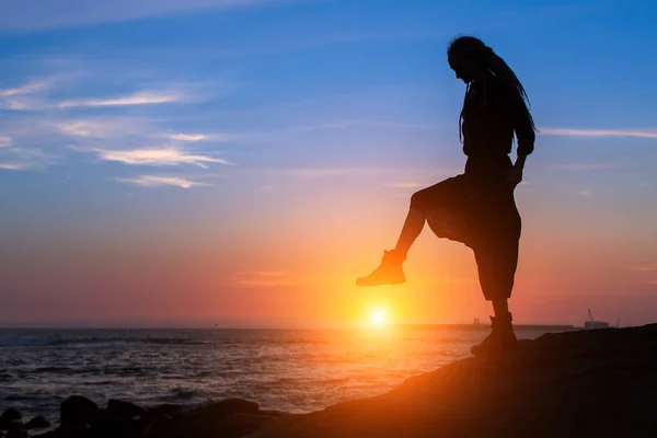 Vrouw die zich voordeed op de kust — Stockfoto