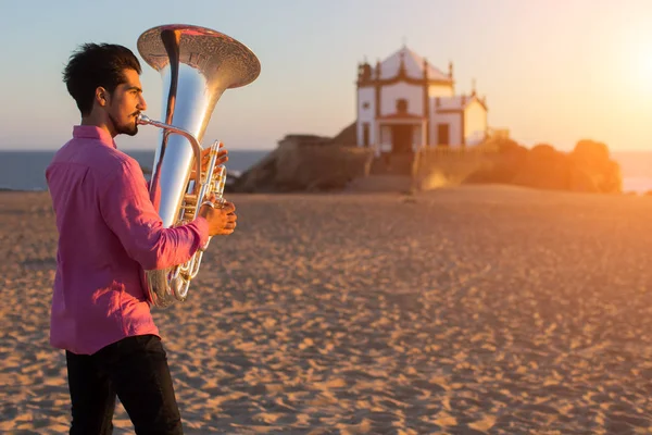 Young man  playing the trumpet — Stock Photo, Image
