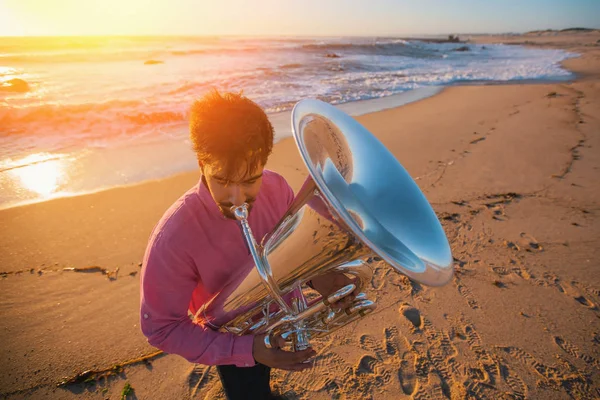 Jonge muzikant spelen van de trompet — Stockfoto